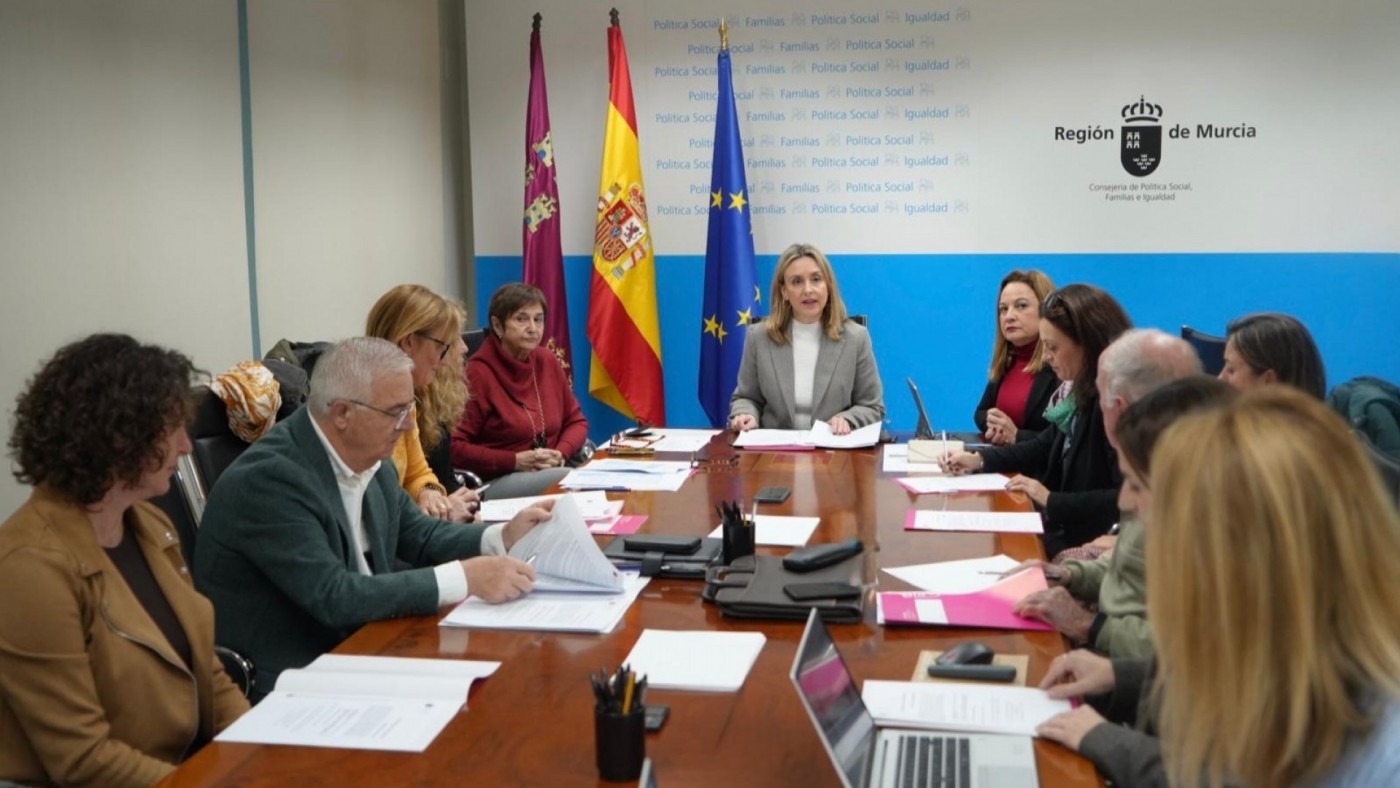 La Región de Murcia ultima la estrategia contra la soledad no deseada en mayores de 65 años