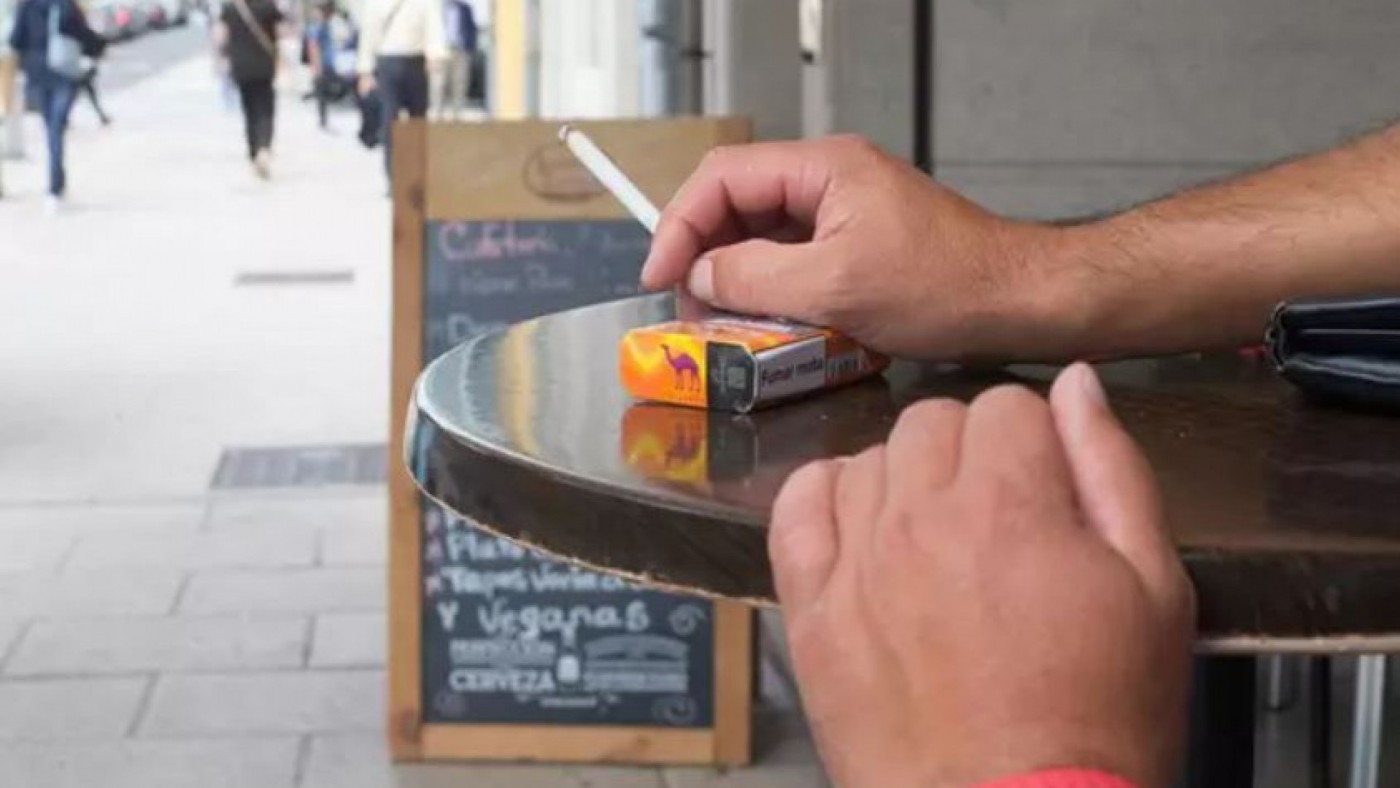 Fumador en una terraza de hostelería. EUROPA PRESS - ARCHIVO