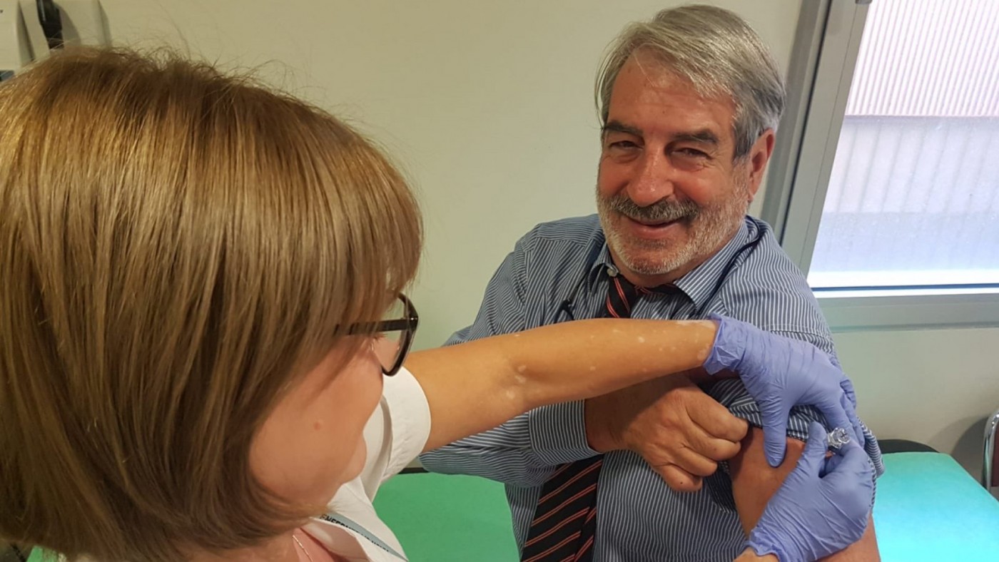 El doctor Ortiz de Lejarazu, recibiendo una vacuna de la gripe en campañas anteriores. Foto: Dr. Lejarazu