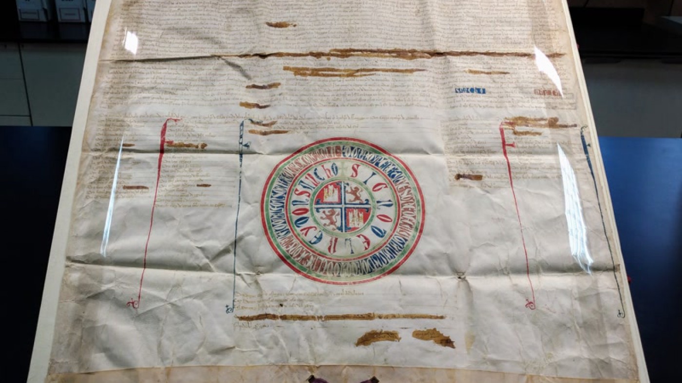 El Archivo Regional autentifica un documento del siglo XIII incautado por la Guardia Civil