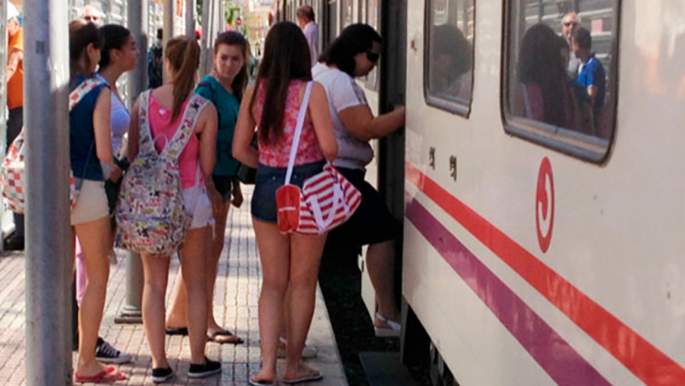 Pasajeros subiendo al tren Lorca-Águilas (archivo). GUIA VIAJERA