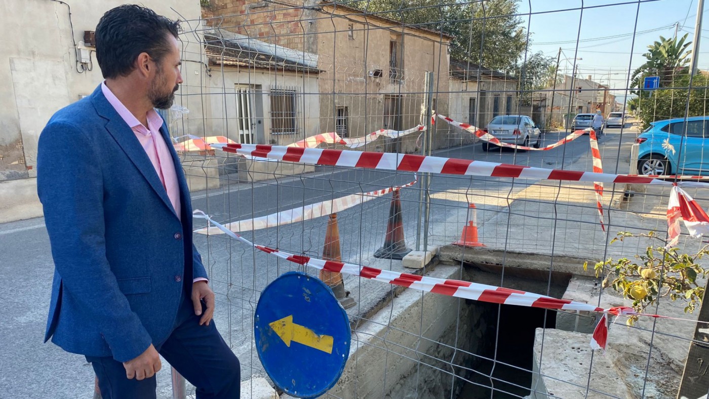 Mario Gómez, vicealcalde de Murcia, durante su visita a las obras de mantenimiento de las pedanías. Foto: Ayto. de Murcia