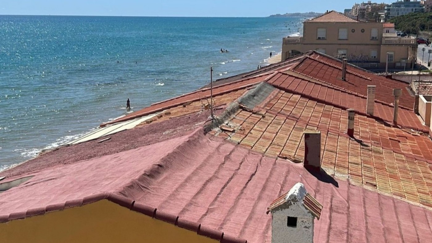 Los vecinos de playa Babilonia acuden al Rey para salvar sus casas