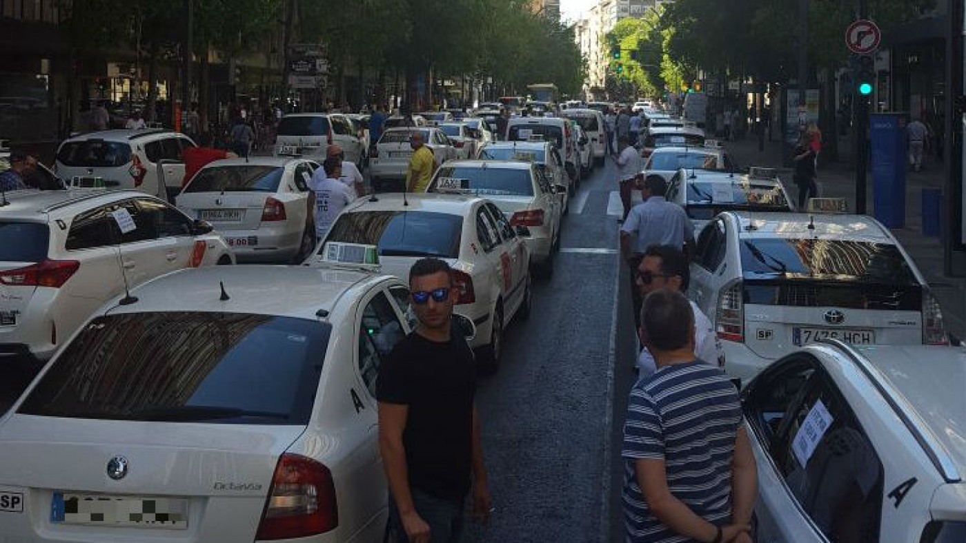 Protesta de los taxistas en la Gran Vía de Murcia