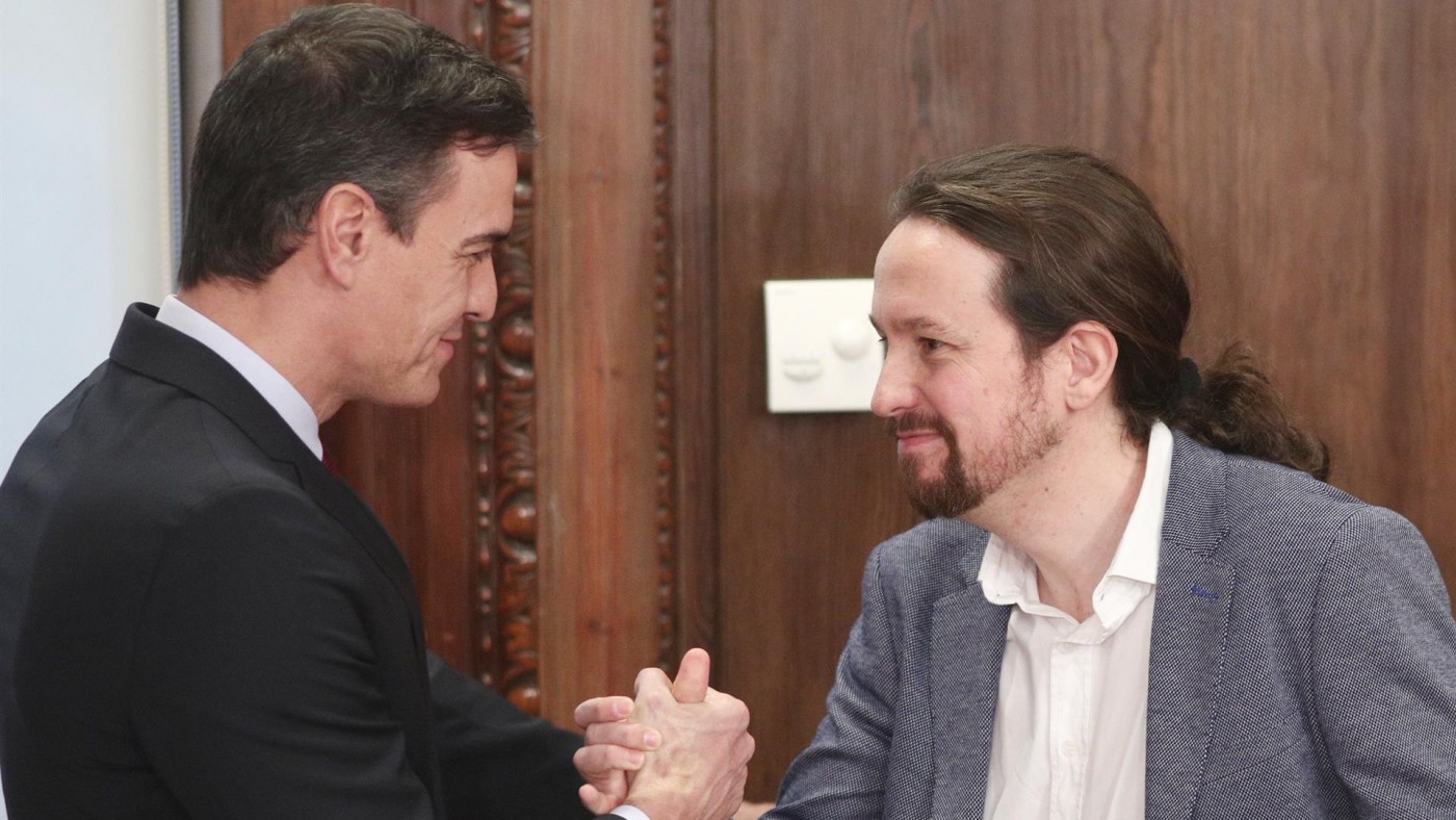 Sánchez e Iglesias se saludan tras presentar su acuerdo