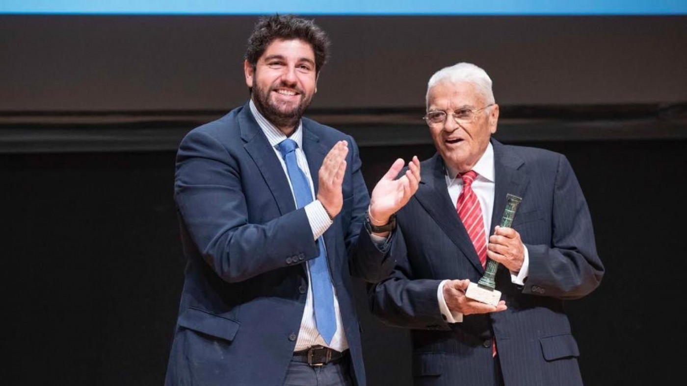 Pedro Arcas junto al presidente de la Comunidad al recoger uno de los Premos al Mayor de la Región en 2018