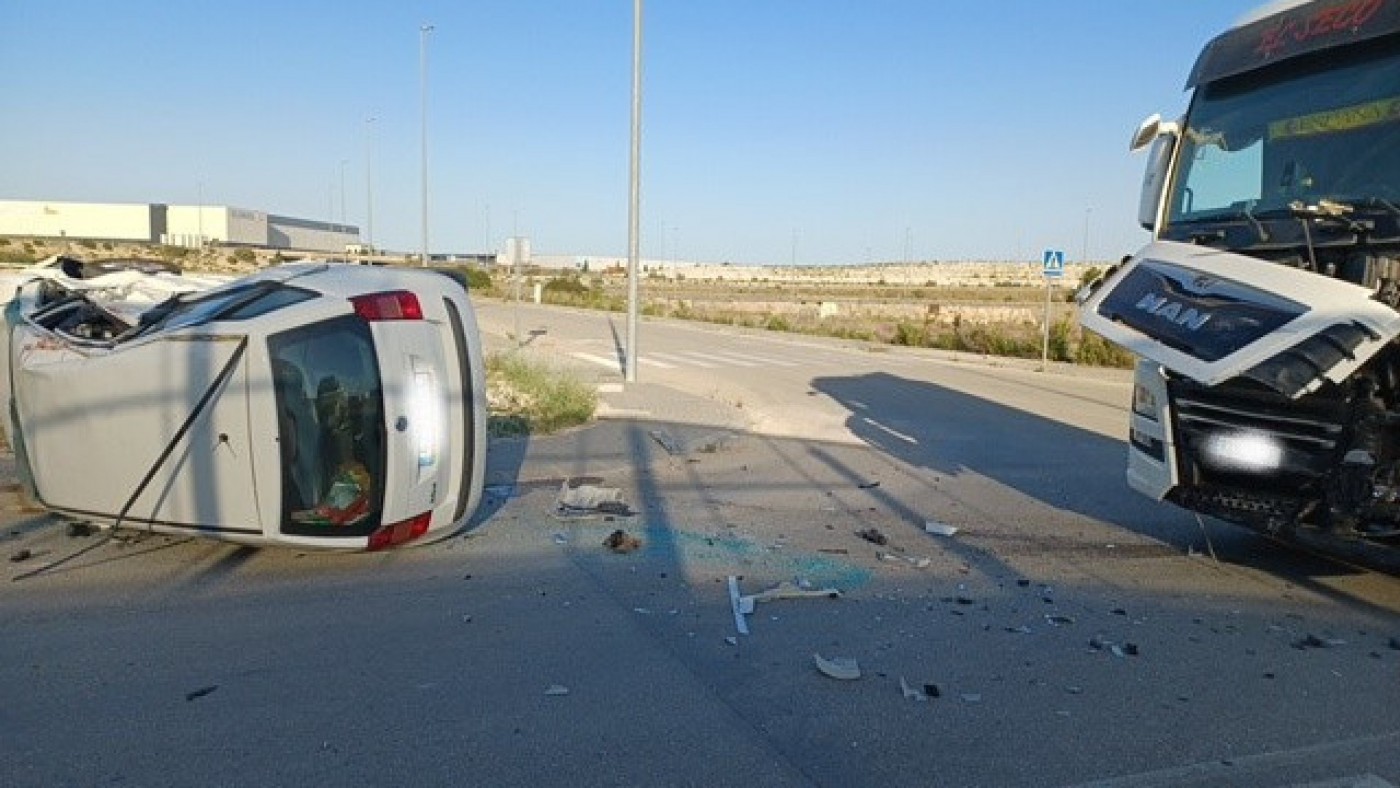 Un hombre de 61 años resulta herido en un choque entre un coche y un camión en Lorquí