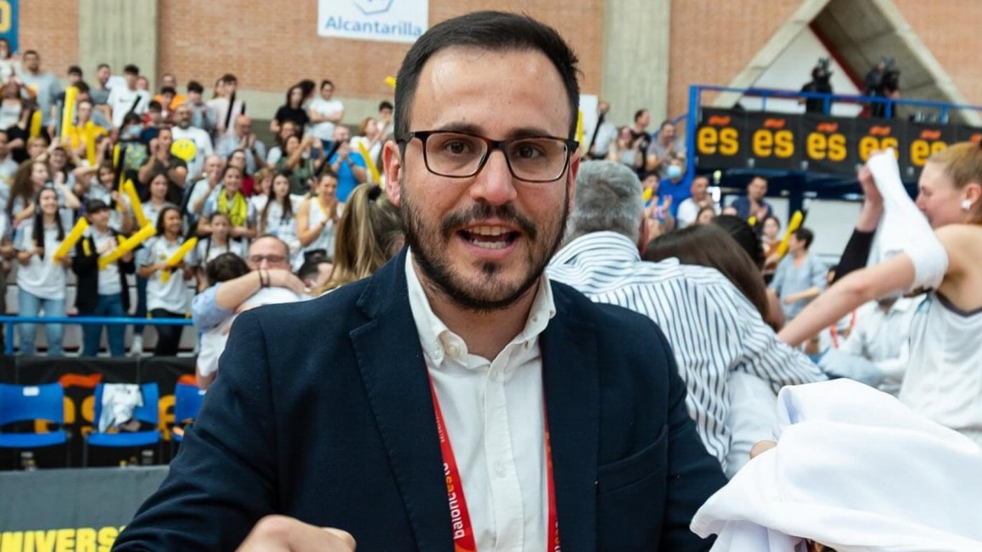 Andrés Medina, celebrando una victoria del Hozono Global Jairis.
