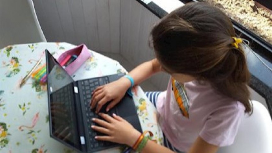 Una niña haciendo deberes online. EUROPA PRESS