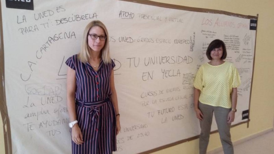 Maria Jose Azorín y Gala Muñoz, dos de las responsables de la oficina de la UNED en Yecla