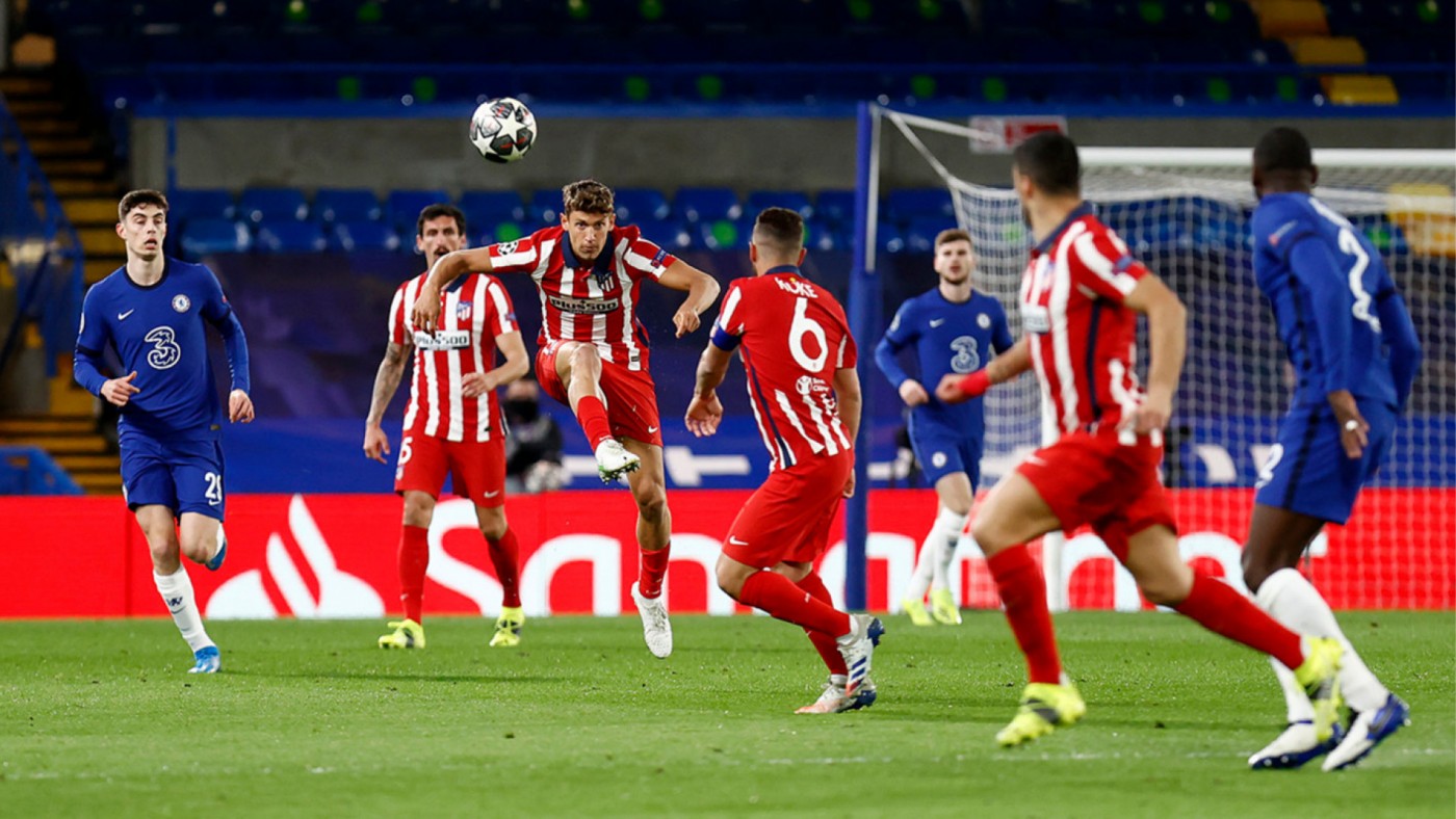 Marcos Llorente golpea el balón en un lance del partido frente al Chelsea
