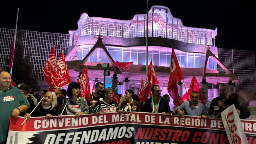 Miles de trabajadores toman las calles de Cartagena pidiendo un nuevo convenio colectivo