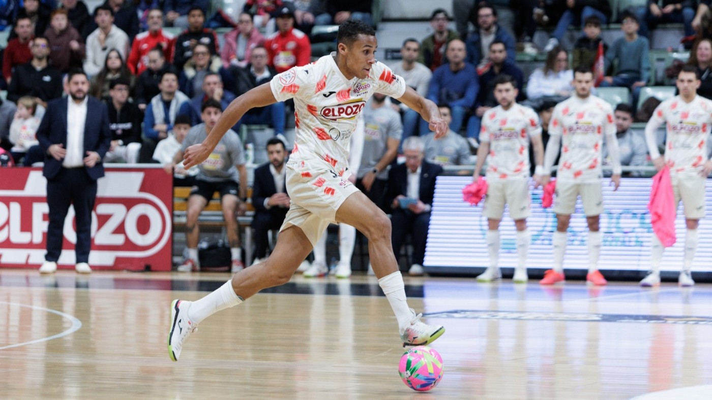 ElPozo supera con apuros al Santa Coloma y confirma su liderato