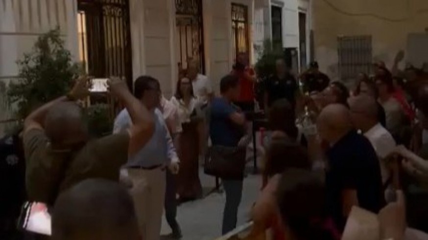 Una botella lanzada durante una protesta impacta contra el alcalde de Cieza al salir del pleno municipal
