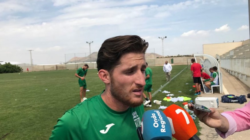 Germán atiende a los medios tras el entrenamiento (foto: ORM)