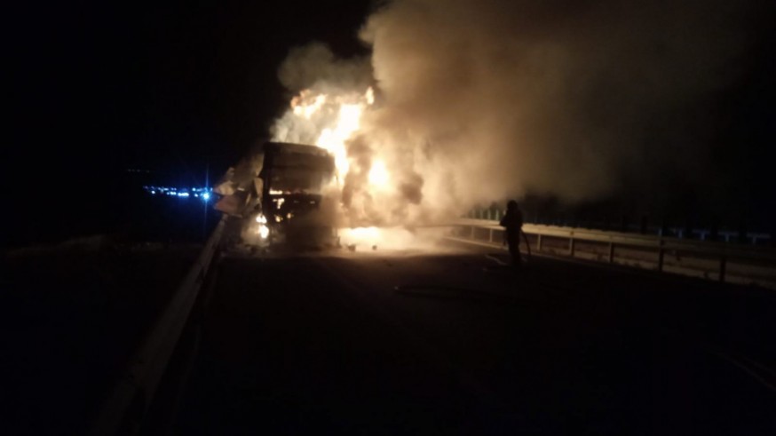 Arde un camión en la A-33 a su paso por Jumilla y obliga a cortar la autovía durante horas