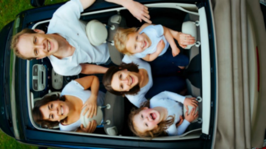 Pareja, mujer y niños en coche