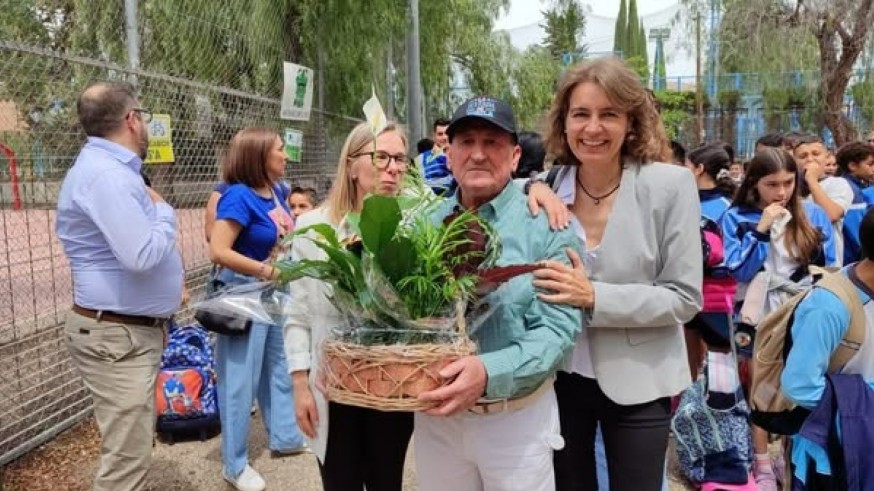 '¡Viva Pepe!'. El abrazo de centenares de alumnos en homenaje a su conserje