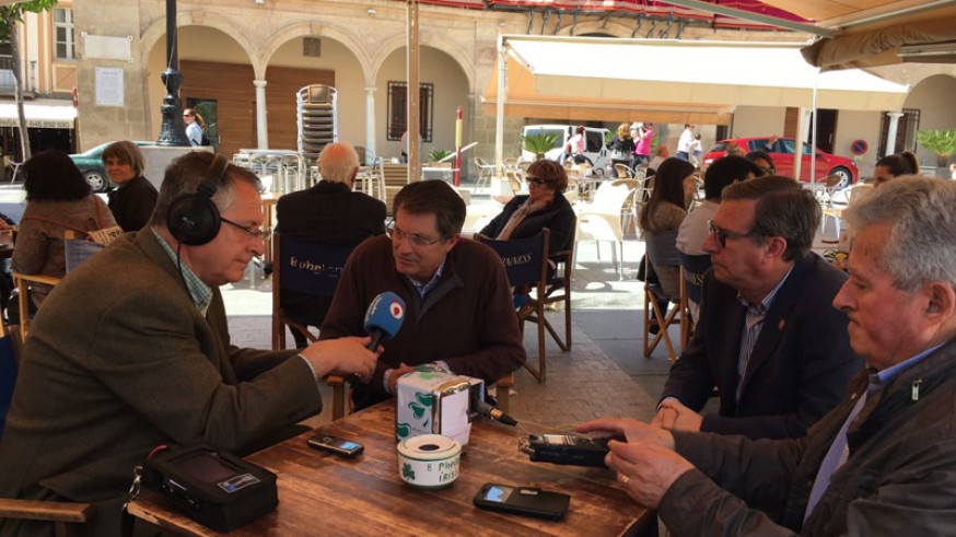 Miguel Massotti, Paco Gómez, Francisco Montiel y Francisco Jódar charlan en la plaza del Ayuntamiento de Lorca