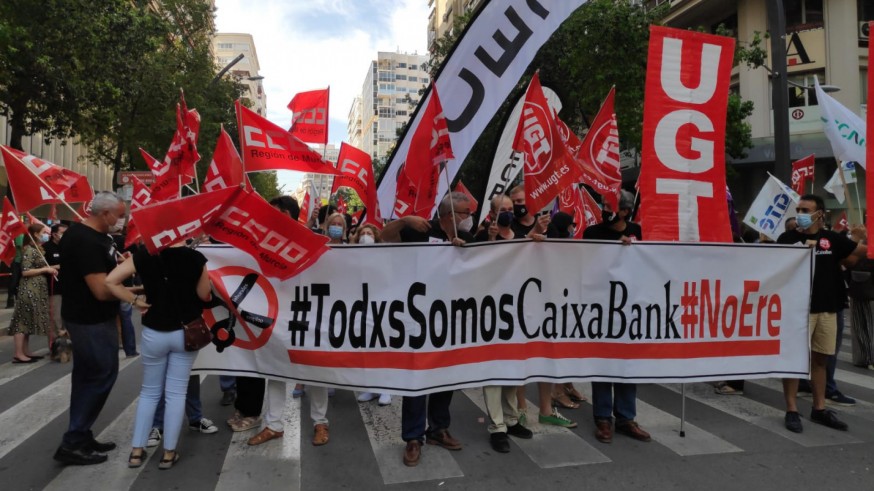 Protesta de los trabajadores de Caixabank, esta mañana en Murcia. ORM