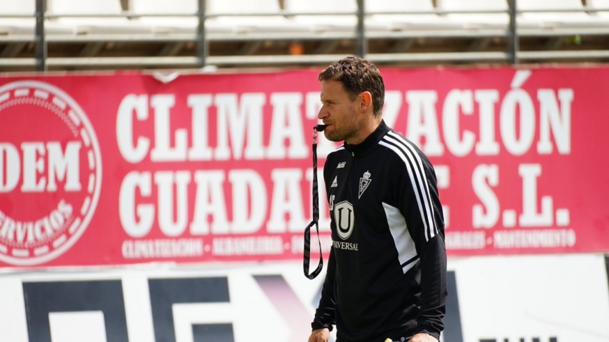 Mario Simón acaba su etapa como entrenador del Real Murcia