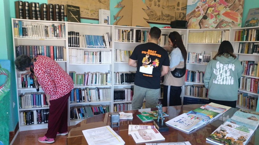 La Asociación de Mujeres Rurales de La Alquería, de Jumilla, regala libros en las antiguas escuelas