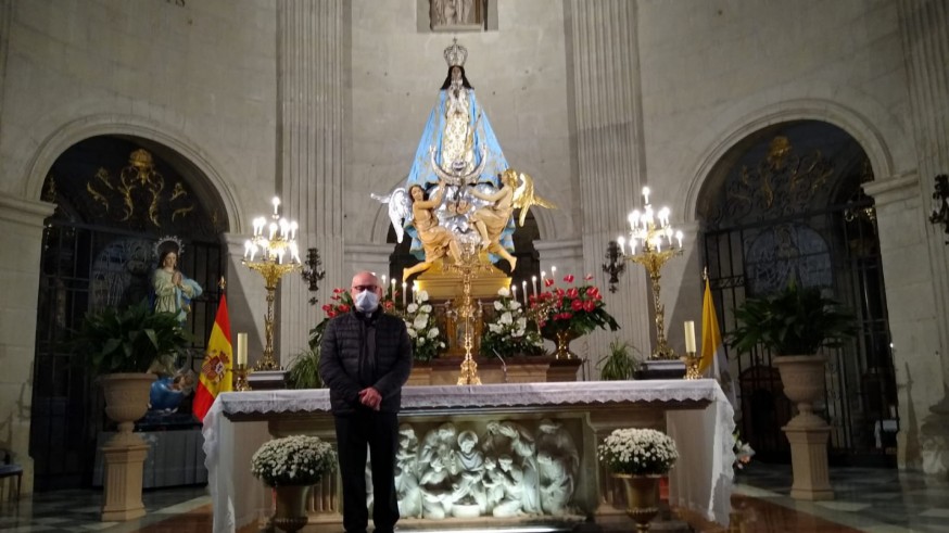 Jose Antonio Abellán en la basílica con la imagen en el altar mayor