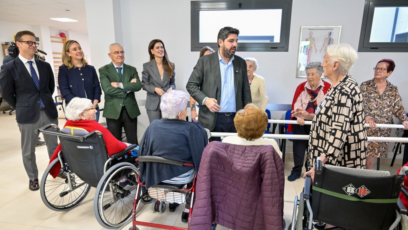 López Miras asegura que aumentará en 7,3 millones las ayudas a familias que cuidan de personas mayores o con discapacidad