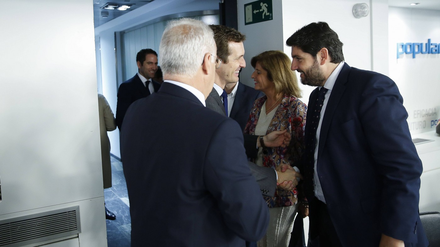 López Miras saluda a Pablo Casado a la entrada del Comité
