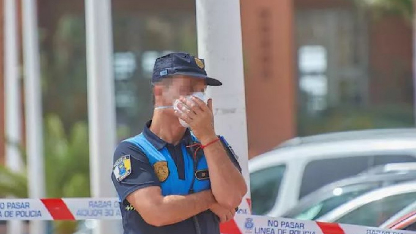Un policía custodia el Hotel H10 Costa Adeje Palace en Tenerife