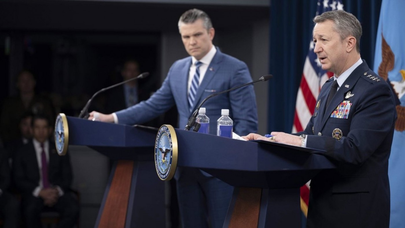 Pete Hegseth critica como “absurda” la iniciativa europea para escoltar buques en Ormuz