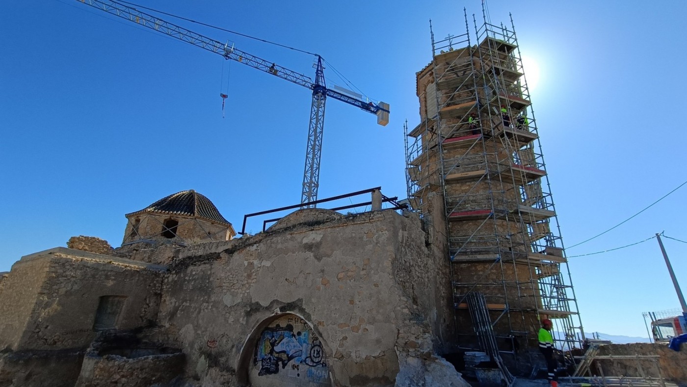La aparición de restos arqueológicos retrasa las obras de la iglesia de San Juan de Lorca