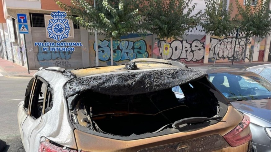 Detenido un joven como presunto autor del incendio que calcinó varios vehículos y contenedores en Murcia