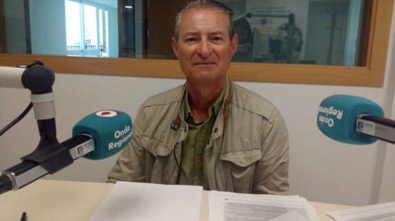 José Quiñonero en los estudios de Onda Regional en Cartagena