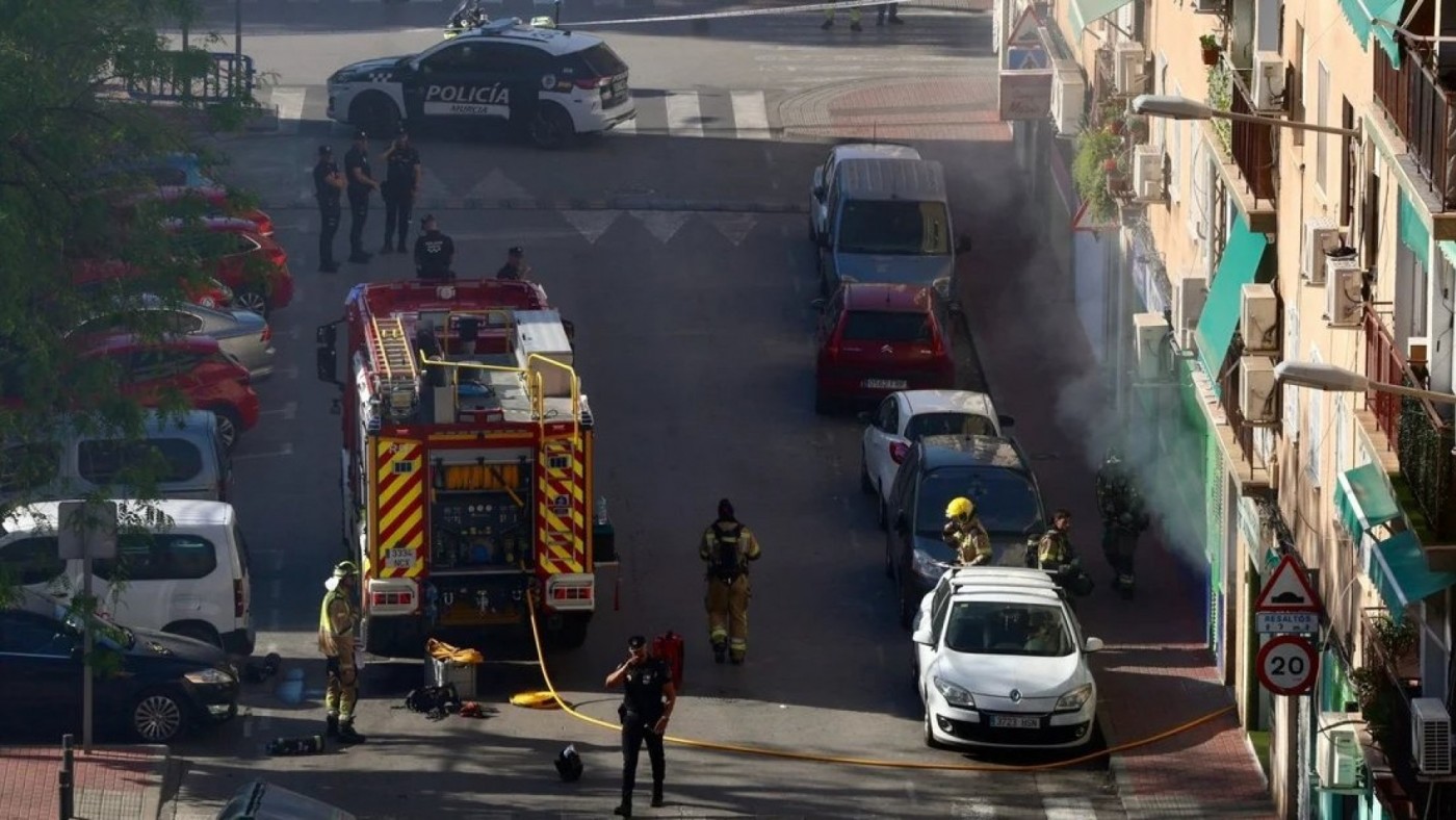 Extinguido un incendio en un garaje de Santiago el Mayor tras desalojar seis bloques de viviendas