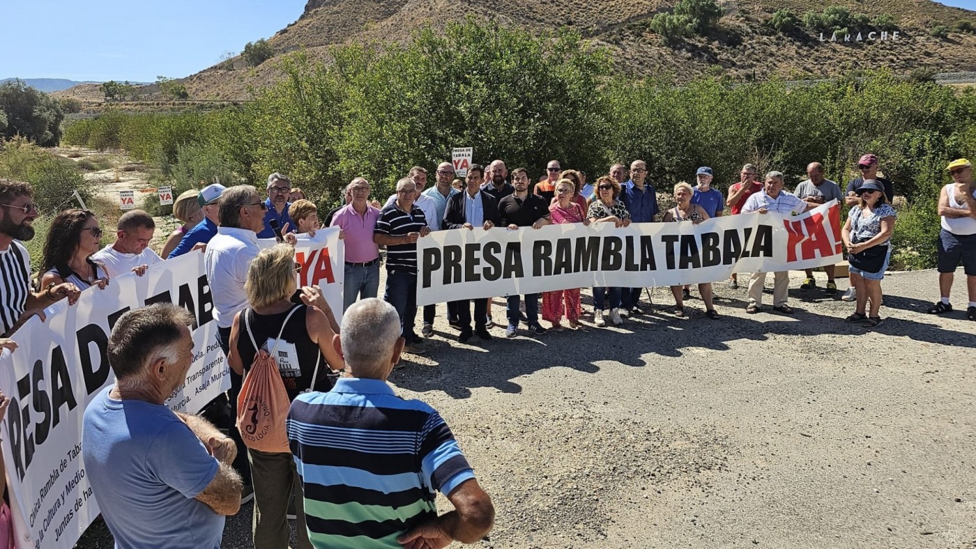 Concentración en la Rambla de Tabala de Beniel para que se agilicen las obras