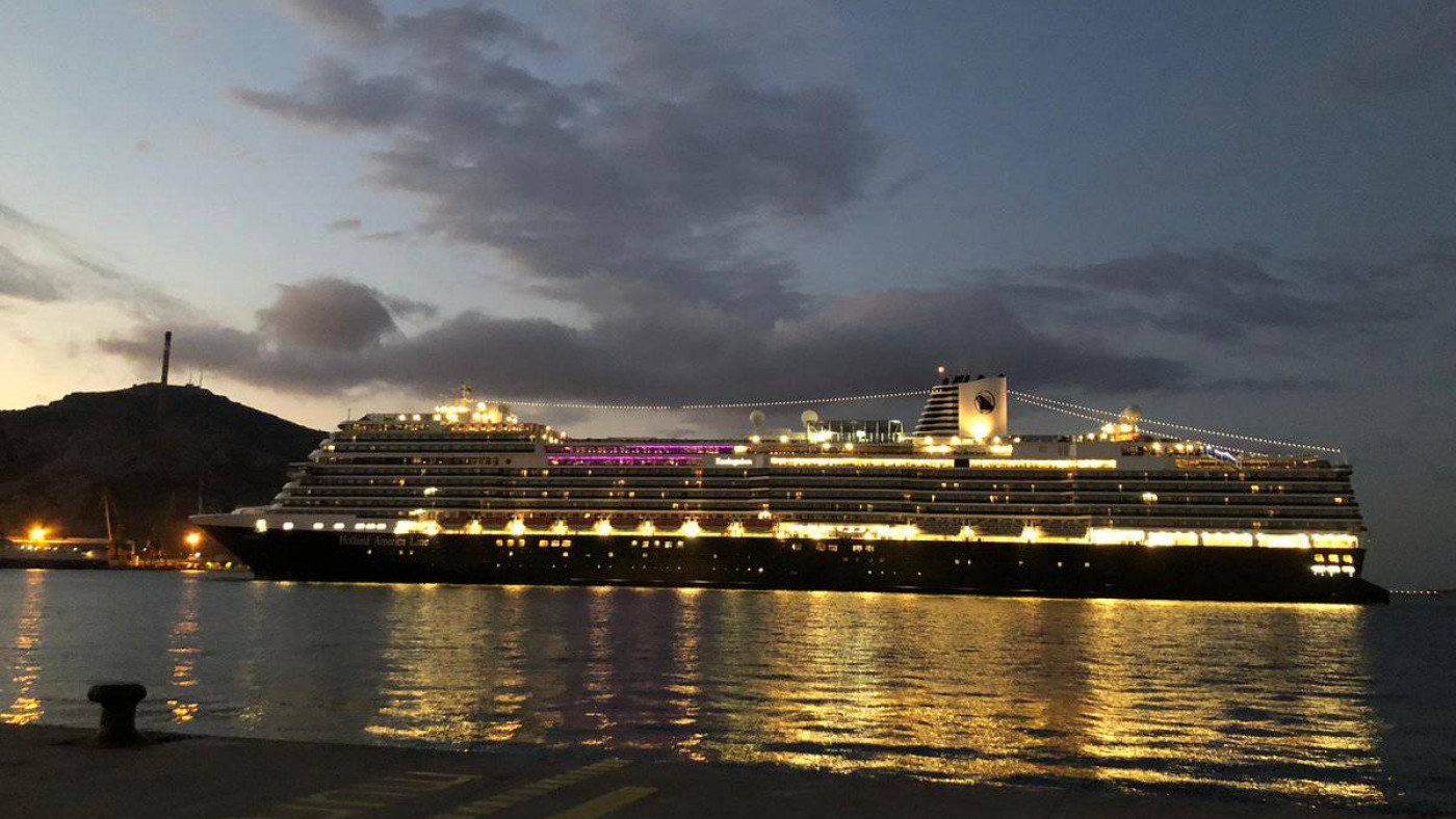 El crucero Koningsdam entrando en el Puerto de Cartagena