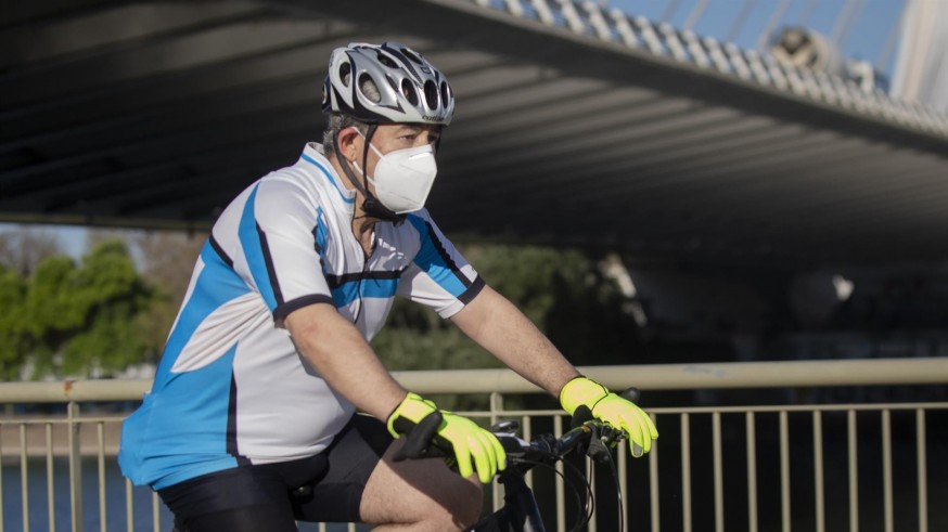 Un ciclista protegido con mascarilla.