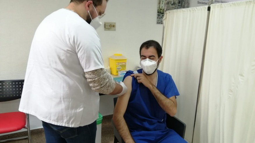 José Miguel, internista del Morales Meseguer, al ser vacunado
