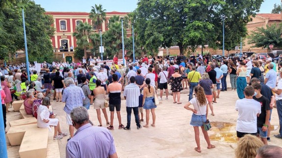 TARDE ABIERTA. Concentración en Águilas por la supresión de las líneas Murcia-Lorca-Águilas y Murcia-Cartagena