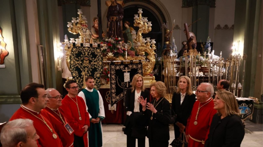 La Reina Sofía y sus hijas asisten a la procesión del Silencio de Cartagena