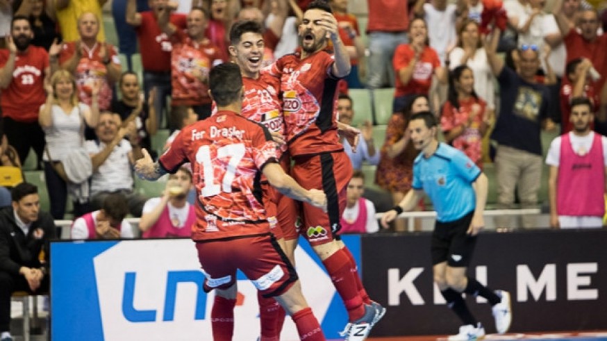 Darío celebra un gol con Drasler y Álex Yepes esta temporada. Foto: Pascu Méndez