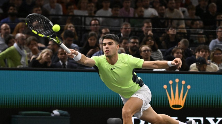 Carlos Alcaraz da un paso en falso y queda eliminado de París-Bercy en su debut