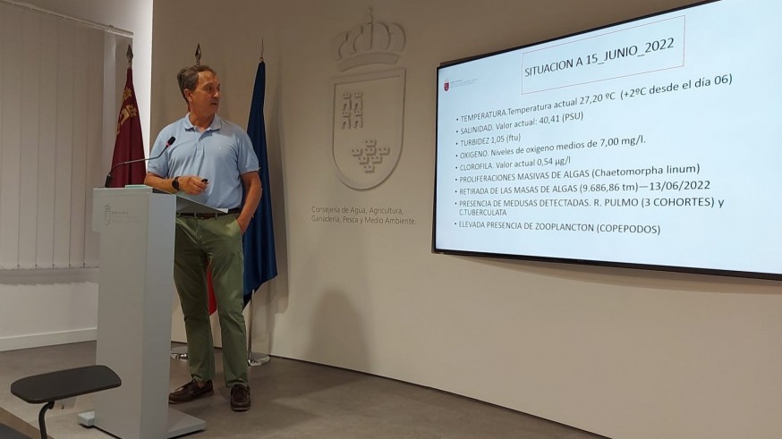 La retirada de algas del Mar Menor contribuye a la eliminación de nitratos y fosfatos