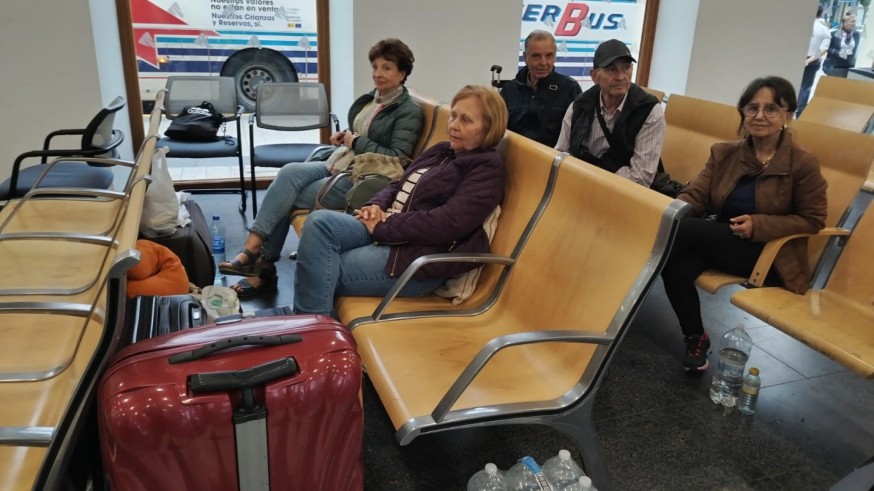 Viajeros del IMSERSO pasan la noche en la estación de El Carmen 
