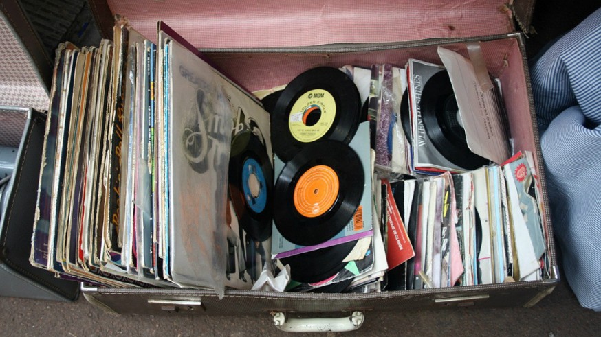 Maleta antigua con discos de vinilo