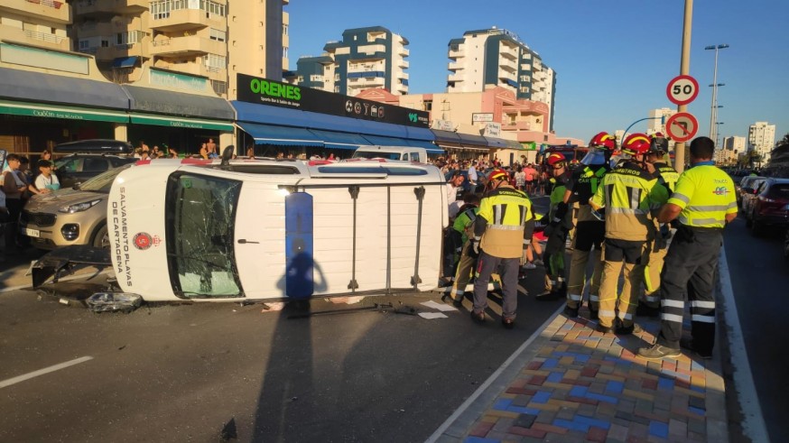 Heridas dos personas al volcar el vehículo de emergencias en el que viajaban en la Gran Vía de la Manga