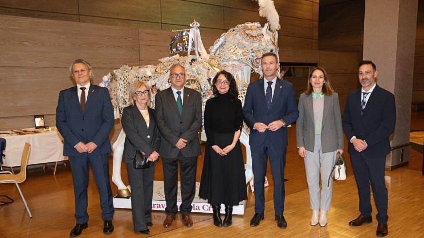 Caravaca lleva a Fitur sus bordados de los Caballos del Vino