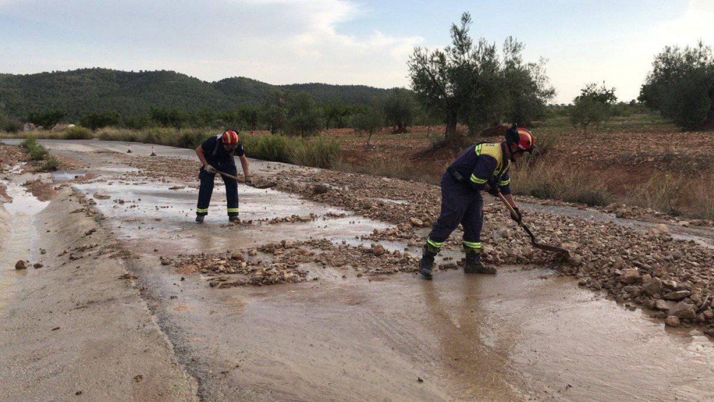 Los servicios de emergencia limpian los arrastres de las lluvias en las pedanías altas de Lorca