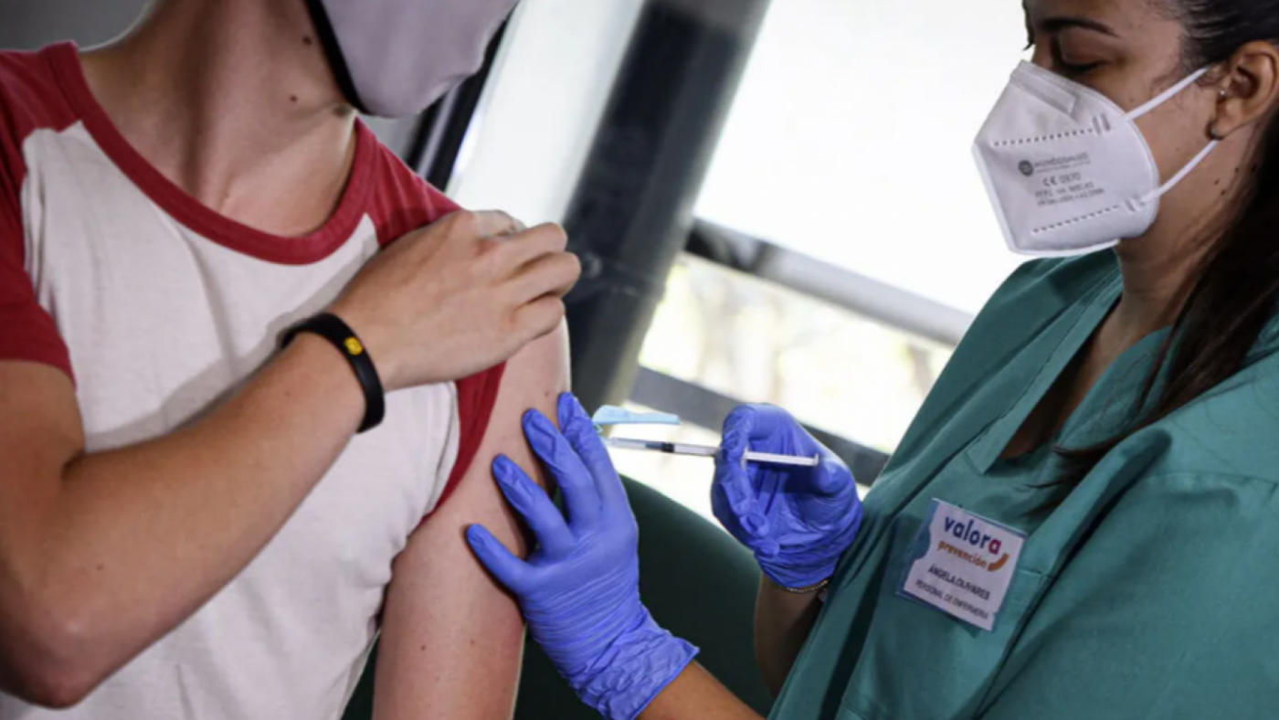 Un joven recibe la vacuna de la covid